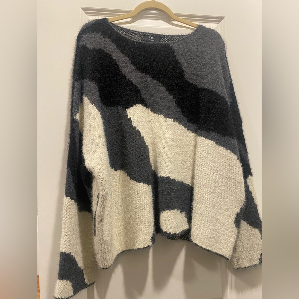 BRAND NEW VICI BLACK & WHITE SWEATER